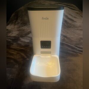 Automatic car/dog feeder. Never used. No box.